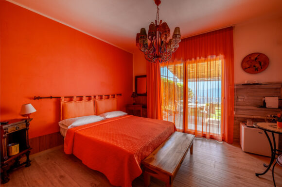 ROOM ORANGE